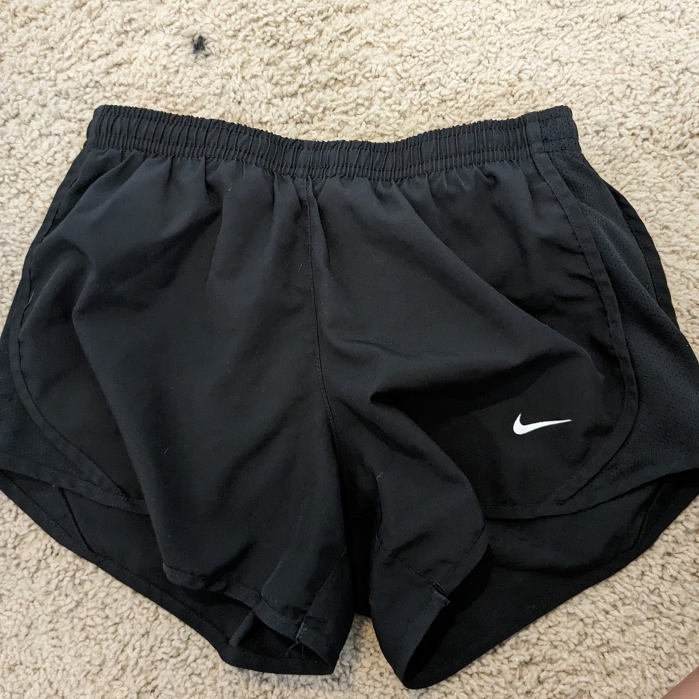 Size Medium kids - Black Nike shorts